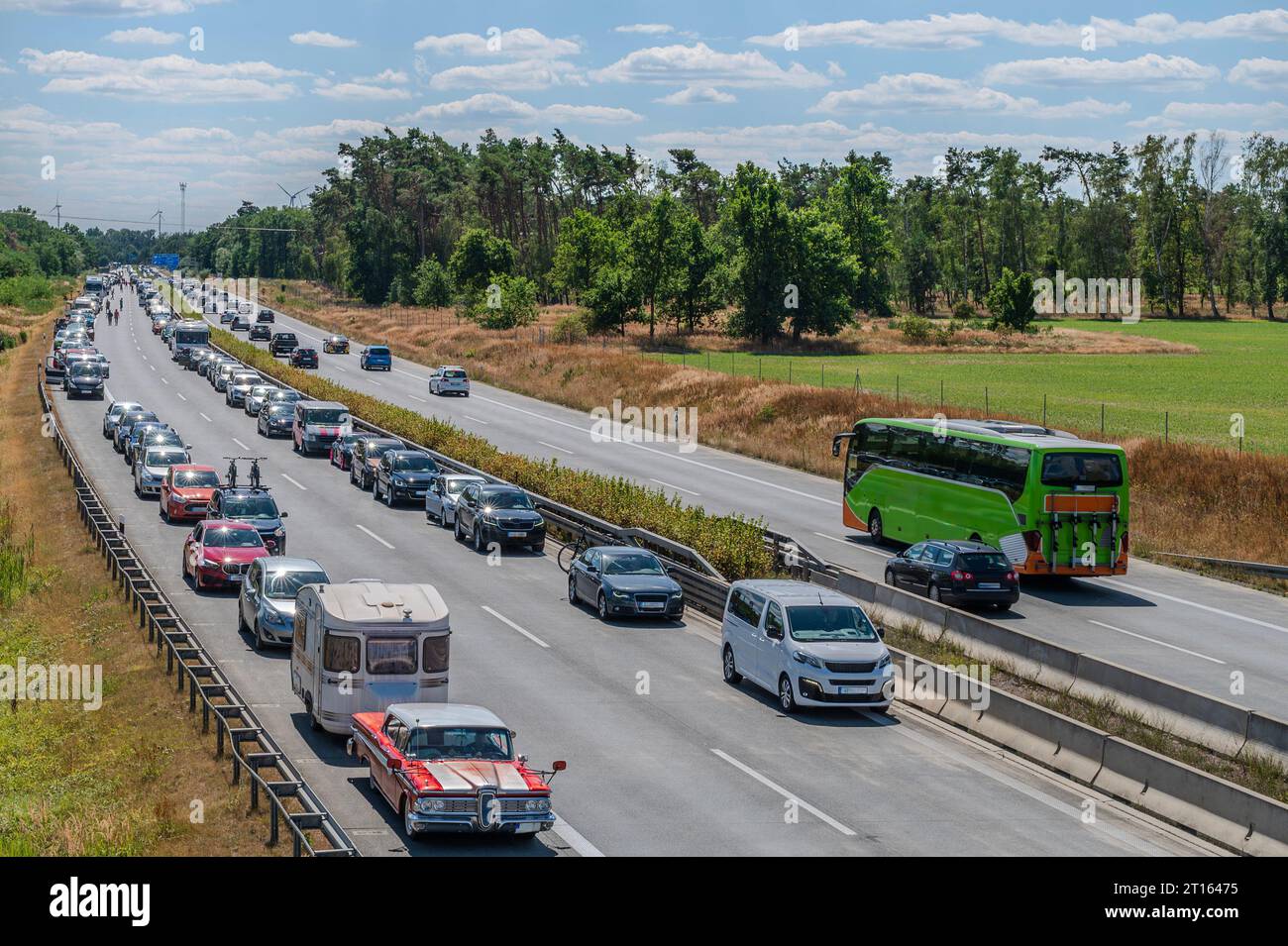 Embouteillage sur une autoroute allemande avec voie d'urgence formée Banque D'Images