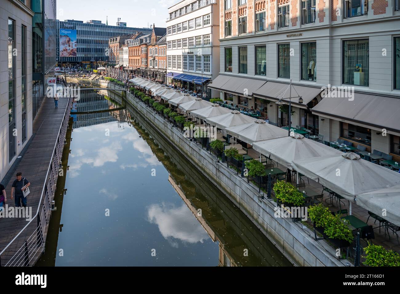 Vue aérienne, centre-ville d'Aarhus avec rue commerçante, restaurants, cafés et magasins et rivière en face dans la soirée, Danemark Banque D'Images