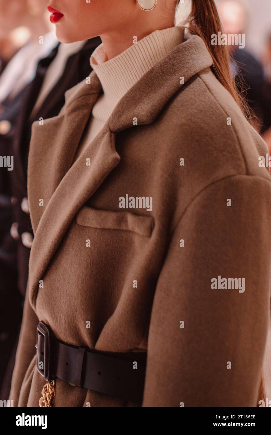 Détails de mode de manteau d'hiver d'automne brun avec ceinture noire. Mannequin sur les coulisses Banque D'Images