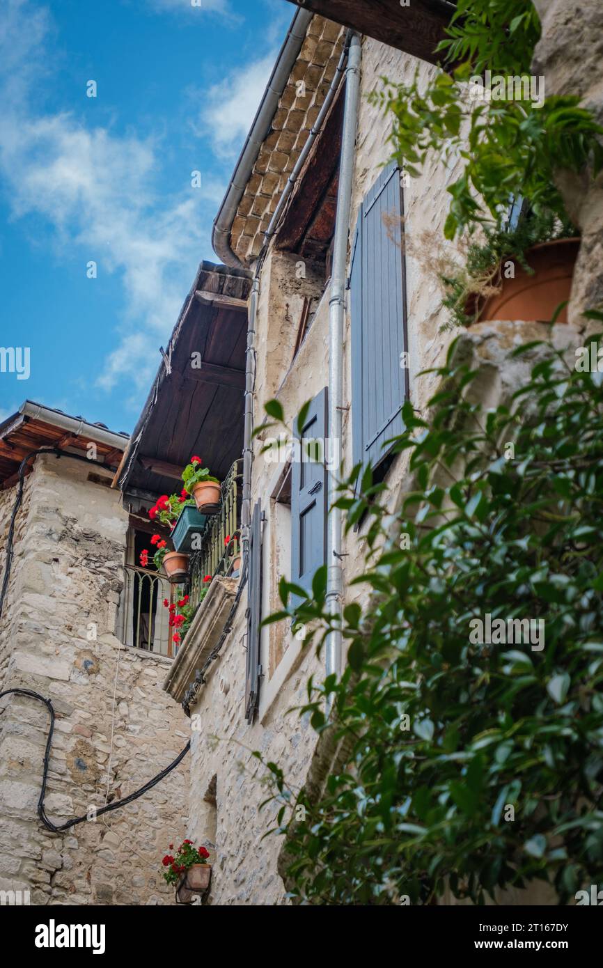 Ruelle étroite et vieilles façades en pierre de maison avec volets dans le village médiéval de Chatillon en Diois, dans le sud de la France (Drome) Banque D'Images