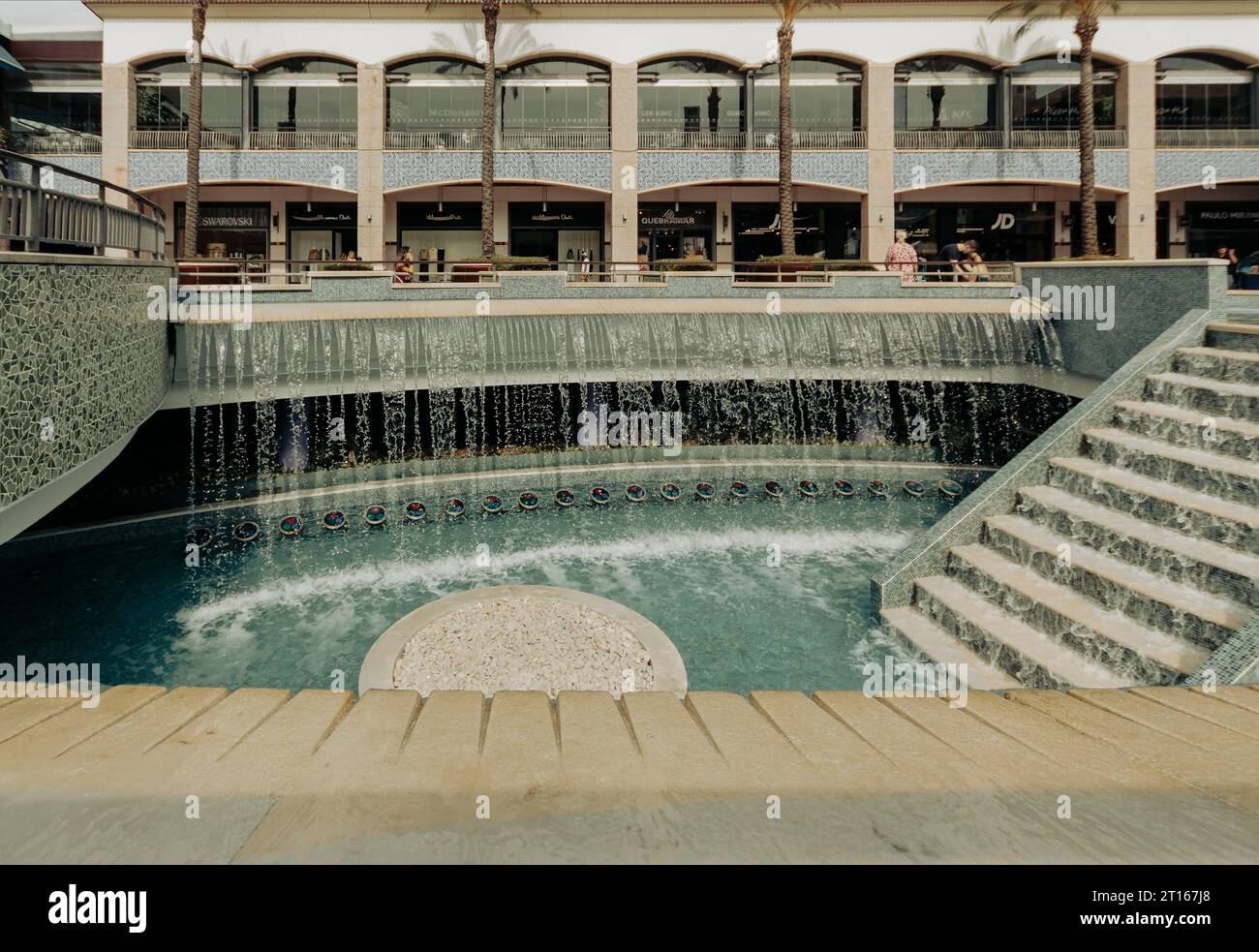 Forum Algarve, centre commercial à Faro, Portugal. Fontaine dans la cour Banque D'Images