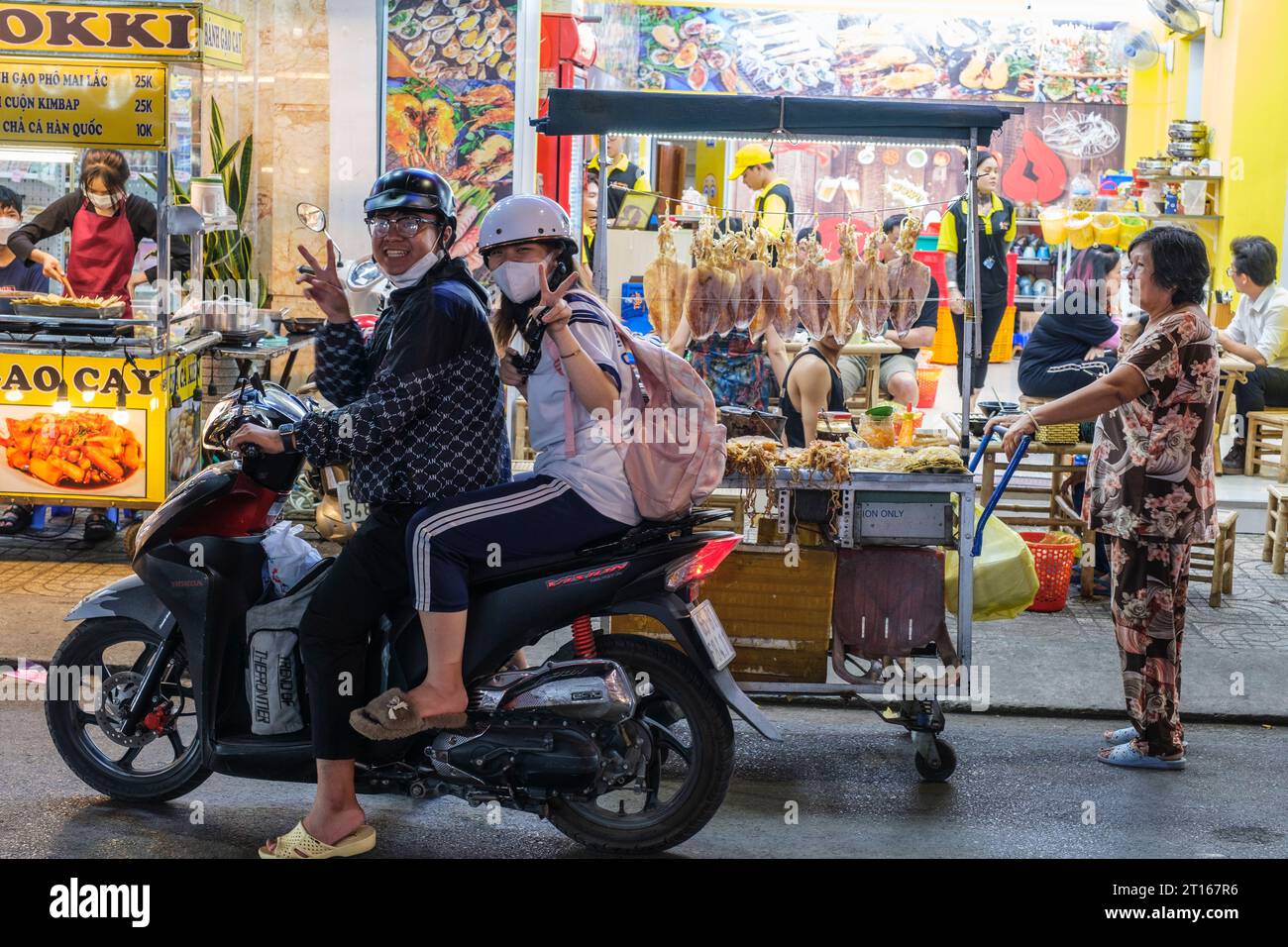 Rue Hai Ba Trung, CAN Tho, Vietnam. Scène de rue nocturne, couple en moto. Banque D'Images