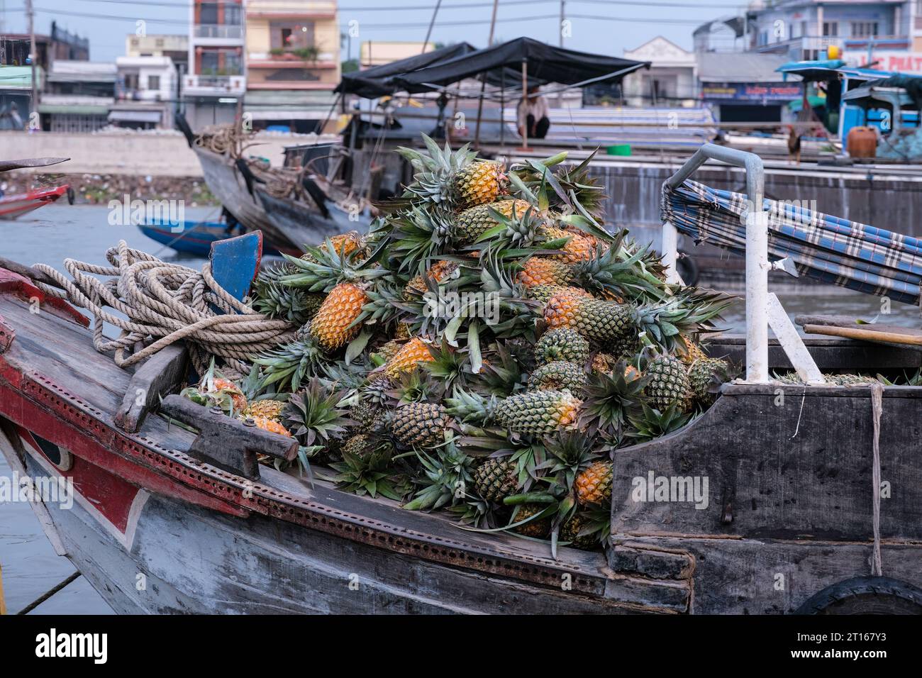 Scène du marché flottant de Fong Dien, près de CAN Tho, Vietnam. Ananas. Banque D'Images