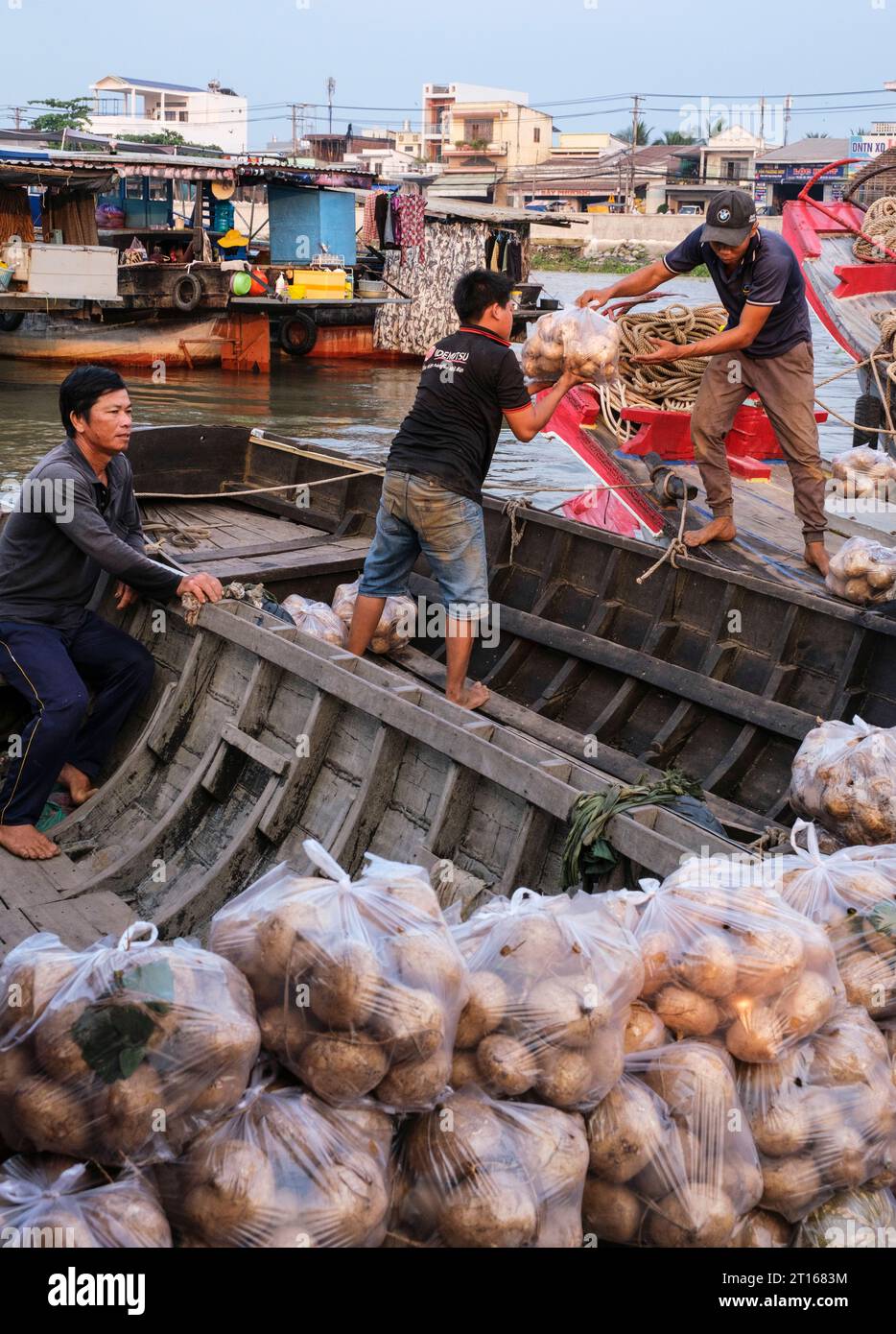 Scène du marché flottant de Fong Dien, près de CAN Tho, Vietnam. Vendeur transférant les produits du vendeur à l'acheteur. Banque D'Images