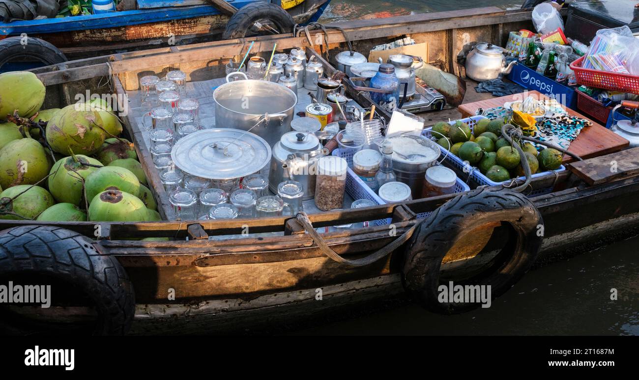 Scène du marché flottant de Fong Dien, près de CAN Tho, Vietnam. Vendeur d'articles de petit déjeuner circule parmi les bateaux transportant des touristes. Banque D'Images
