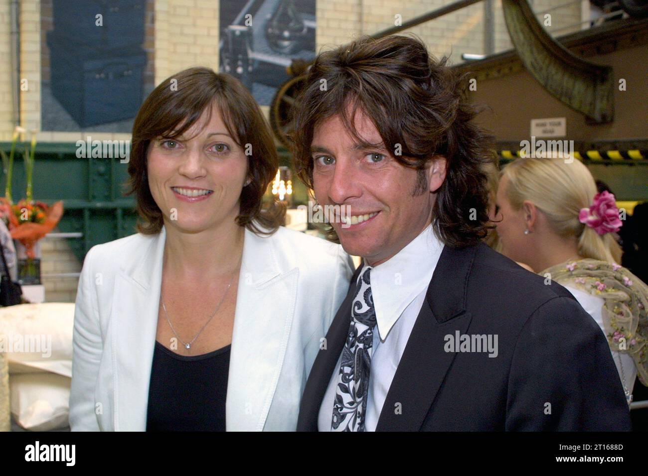 Laurence Llewelyn-Bowen photographiée lors d'un événement social à Londres en 2003 Banque D'Images