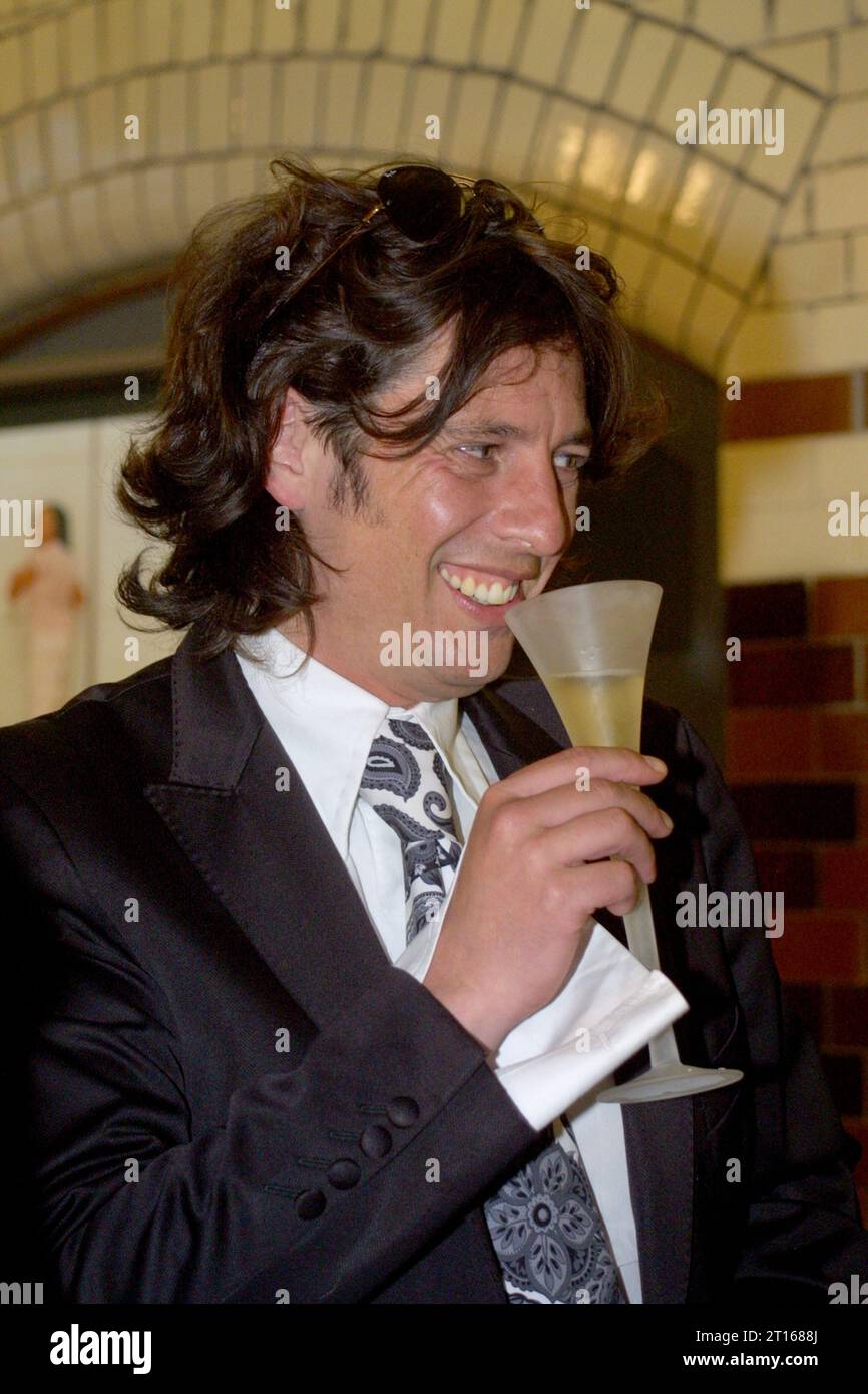 Laurence Llewelyn-Bowen photographiée lors d'un événement social à Londres en 2003 Banque D'Images