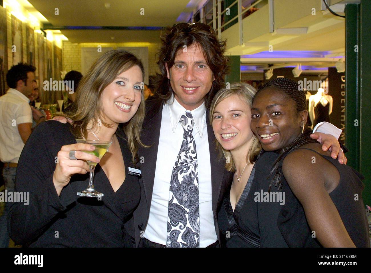 Laurence Llewelyn-Bowen photographiée lors d'un événement social à Londres en 2003 Banque D'Images