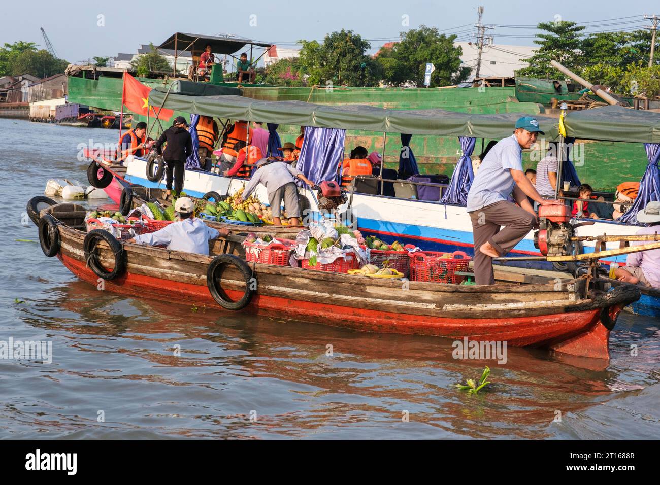 Scène du marché flottant de Fong Dien, près de CAN Tho, Vietnam. Petits vendeurs aux côtés de Tourist Boat. Banque D'Images
