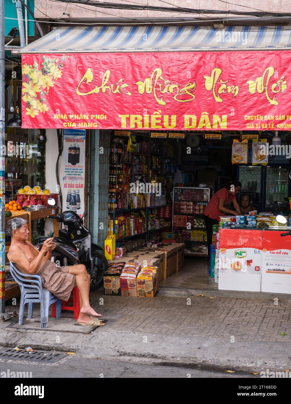 CAN Tho, Vietnam. Fournisseur devant son magasin. Banque D'Images