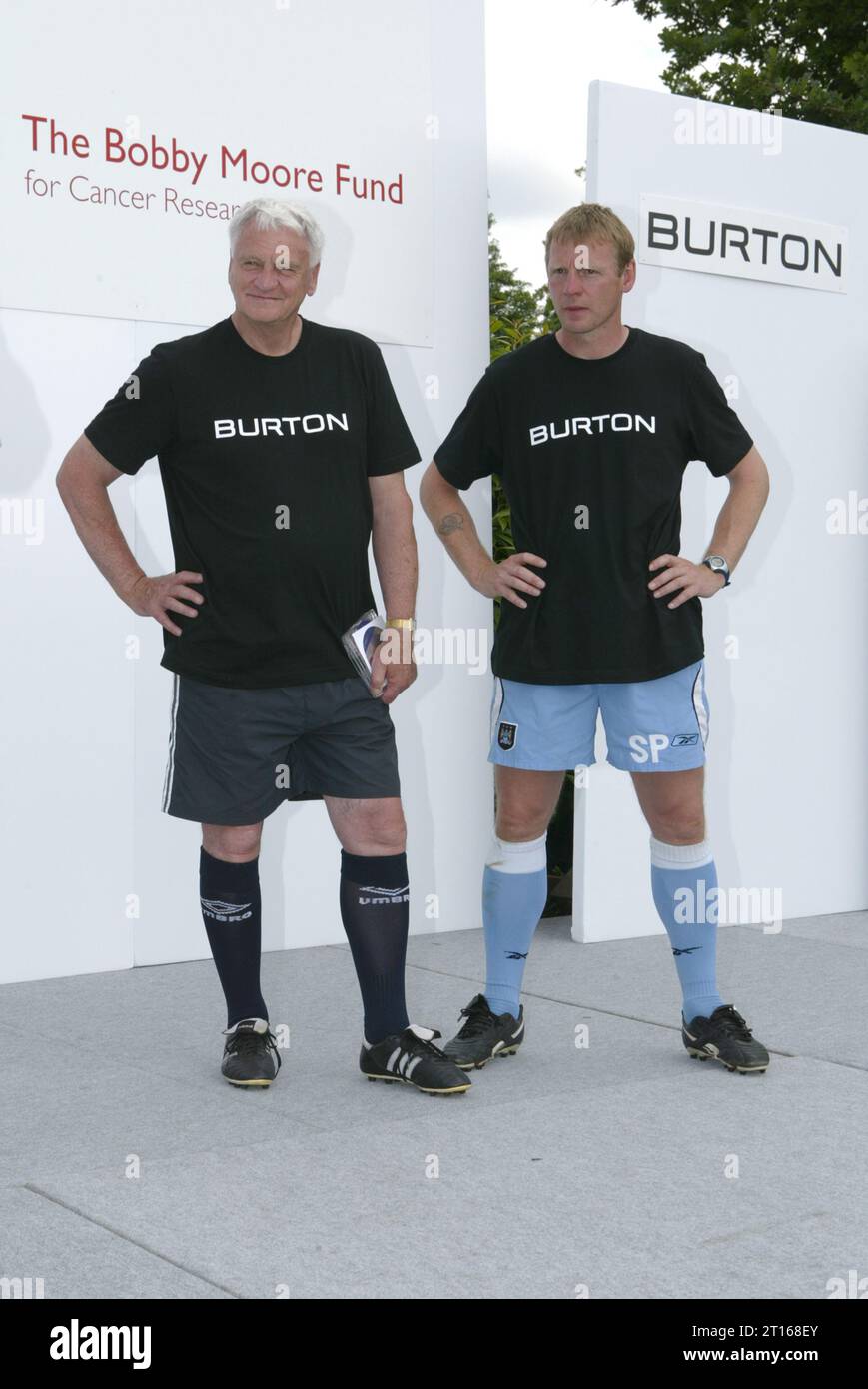 Bobby Robson et Stuart Pearce au tournoi de football caritatif Burton au terrain d'entraînement de Bisham Abbey le 6/6/2004 Banque D'Images