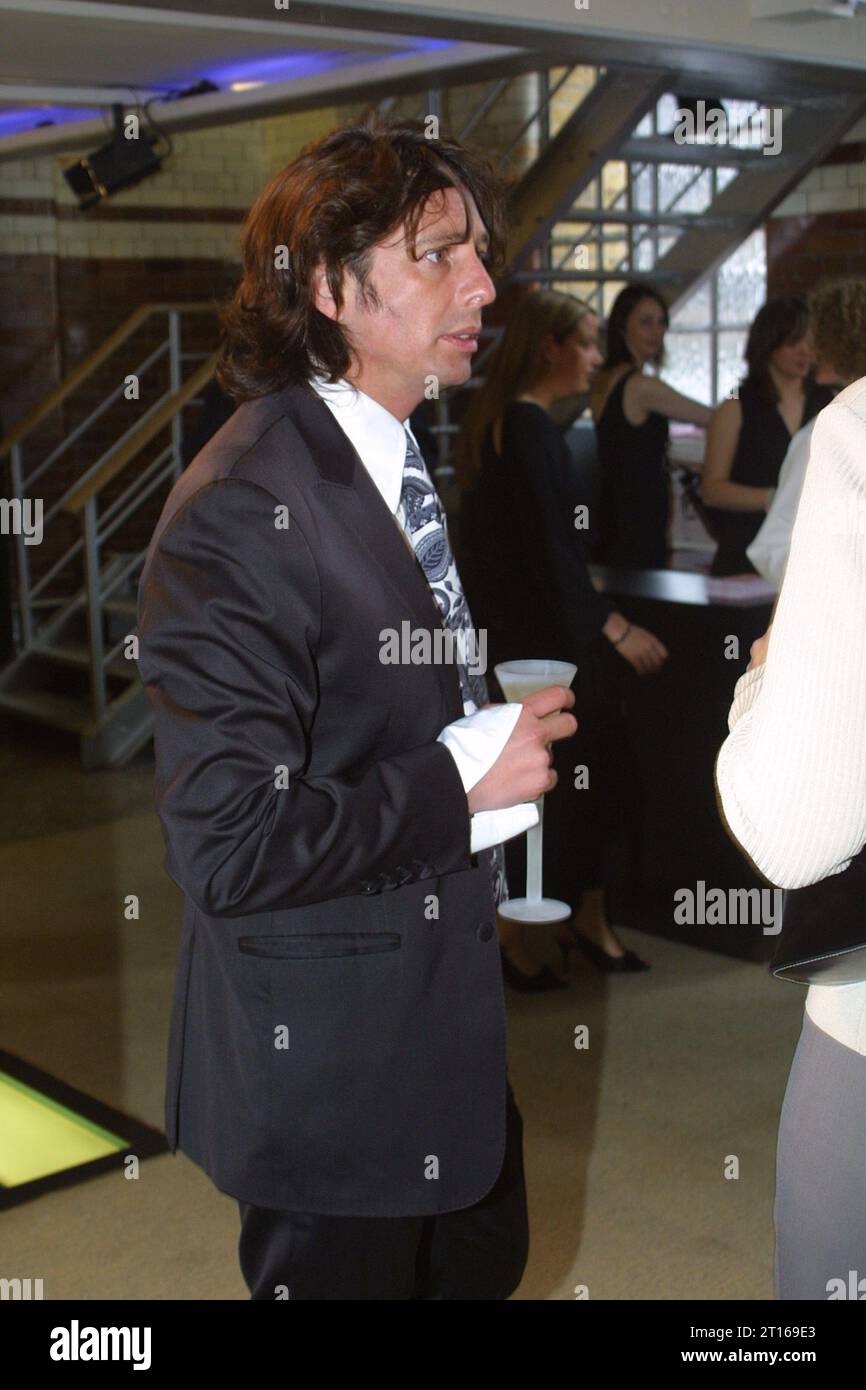 Laurence Llewelyn-Bowen photographiée lors d'un événement social à Londres en 2003 Banque D'Images