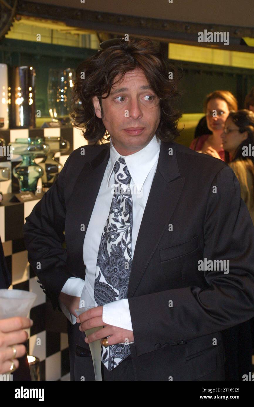 Laurence Llewelyn-Bowen photographiée lors d'un événement social à Londres en 2003 Banque D'Images