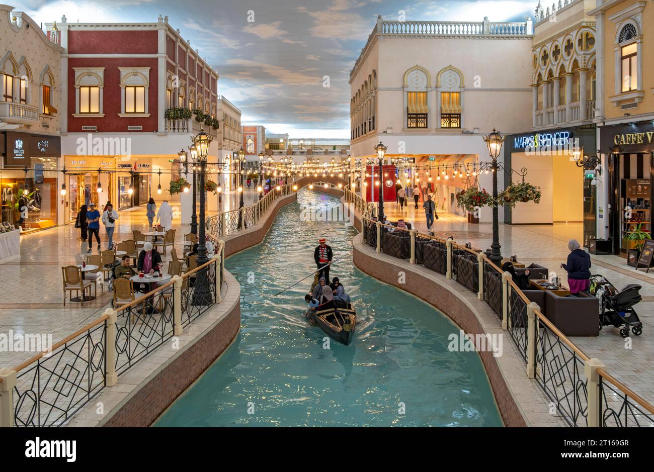 Balade en gondole sur le canal intérieur au Villaggio Mall, Doha, Qatar Banque D'Images