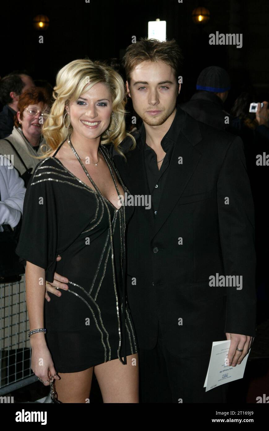 Les acteurs Hollyoaks Marcus Patrick et Sarah Dunn arrivent à la fête de l'année des National TV Awards au Royal Opera House, Londres en 2003 Banque D'Images