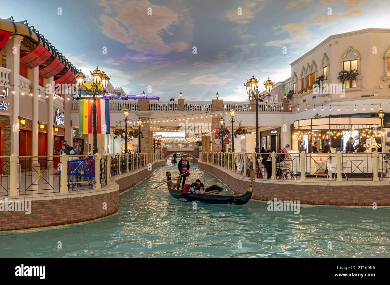 Balade en gondole sur le canal intérieur au Villaggio Mall, Doha, Qatar Banque D'Images