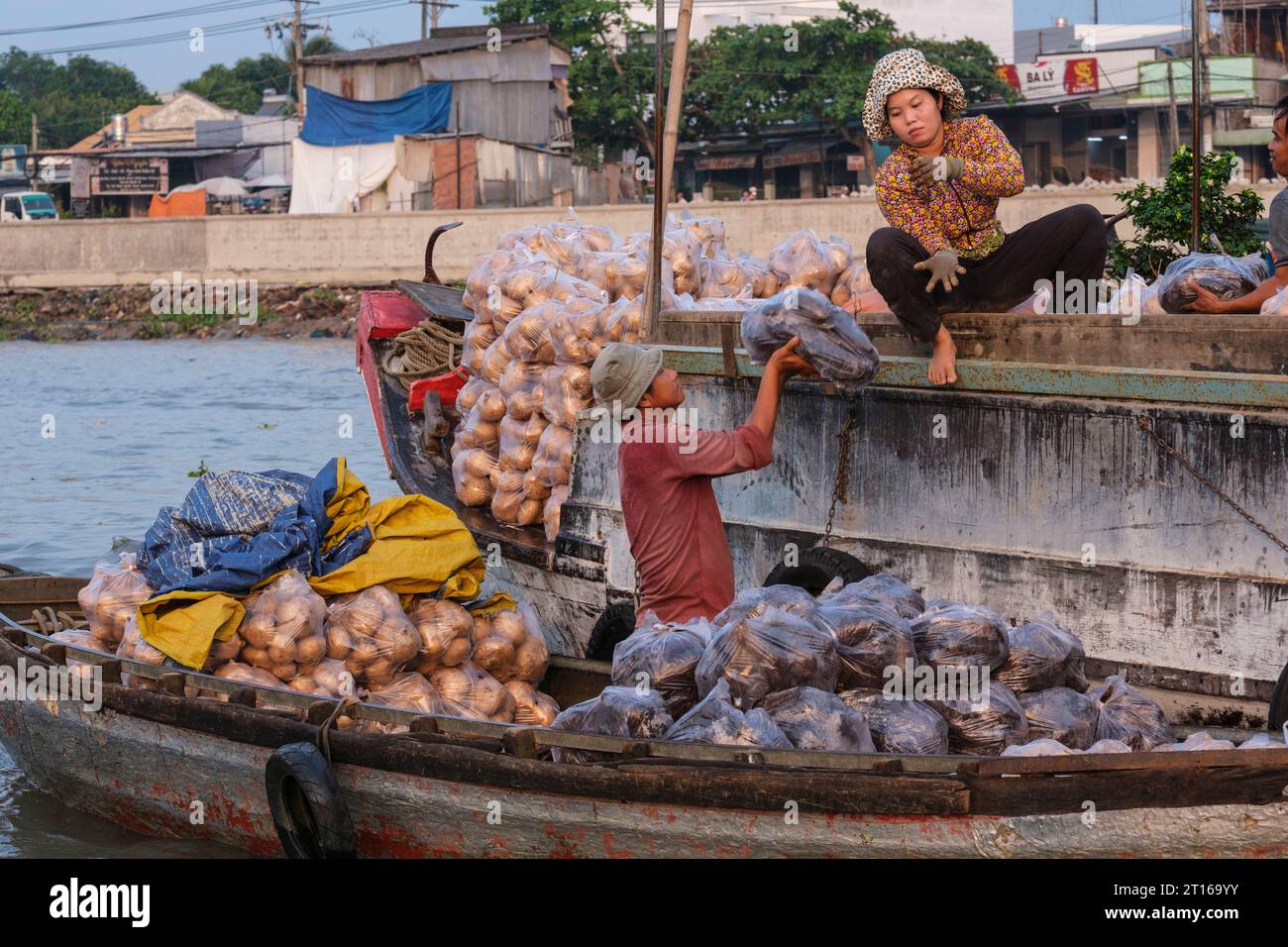 Scène du marché flottant de Phong Dien, près de CAN Tho, Vietnam. Transfert de produits. Banque D'Images