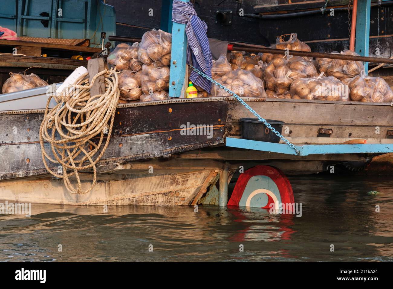 Scène du marché flottant de Phong Dien, près de CAN Tho, Vietnam. Bateau chargé de produits. Banque D'Images