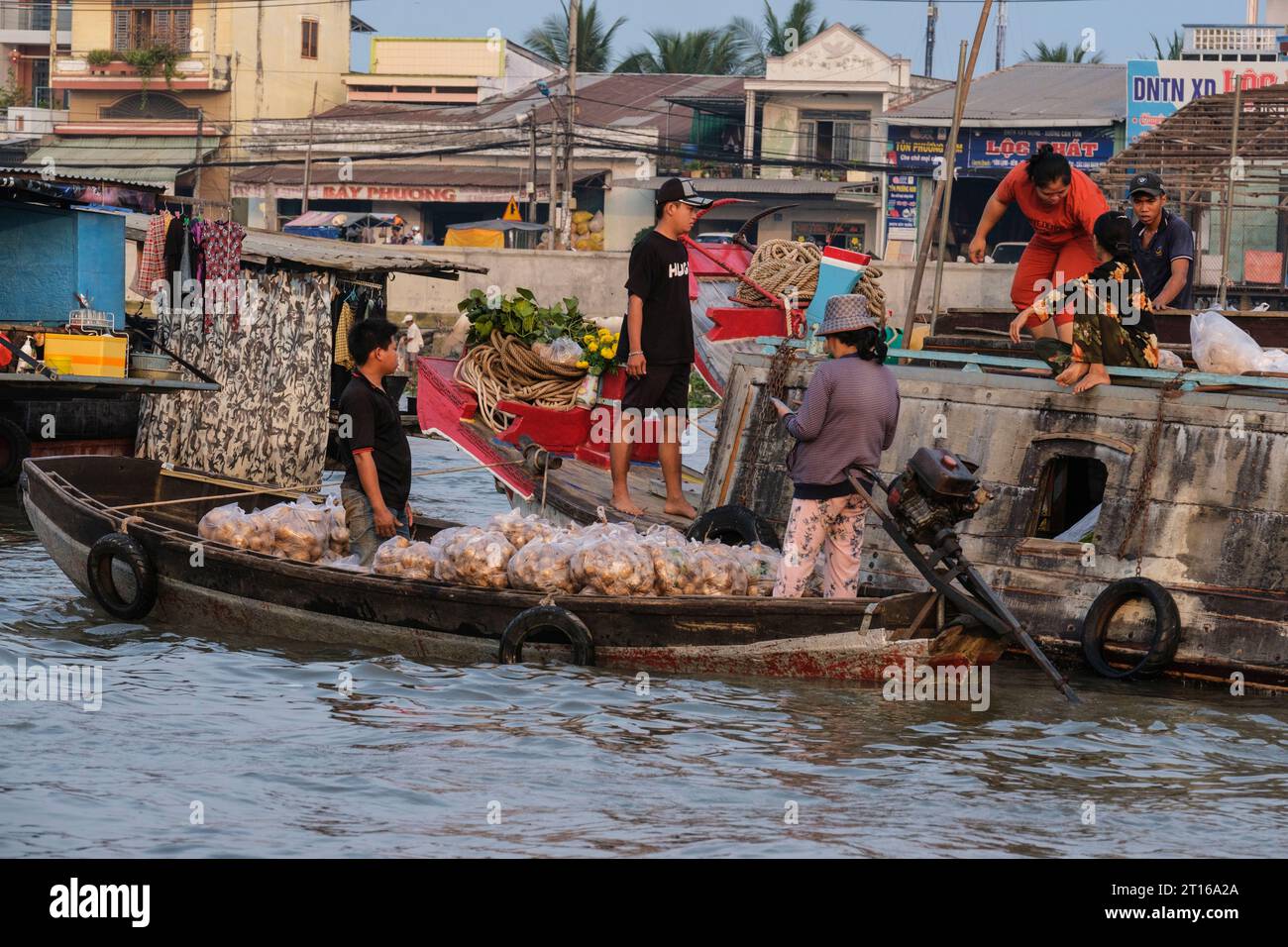 Scène du marché flottant de Phong Dien, près de CAN Tho, Vietnam. Bateau chargé de produits. Banque D'Images