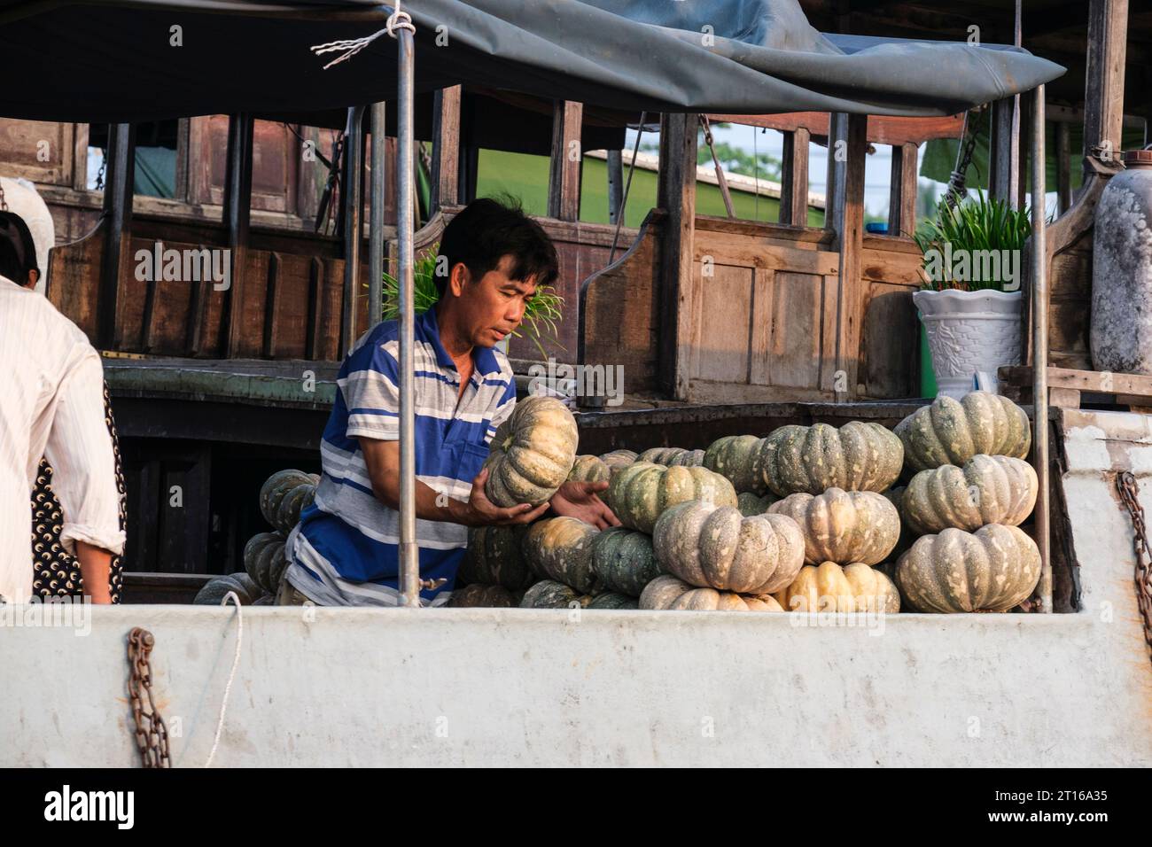 Scène du marché flottant de Phong Dien, près de CAN Tho, Vietnam. Fournisseur de squash. Banque D'Images
