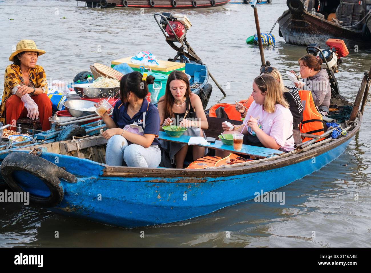 Scène du marché flottant de Phong Dien, près de CAN Tho, Vietnam. Touristes ayant petit déjeuner Banque D'Images
