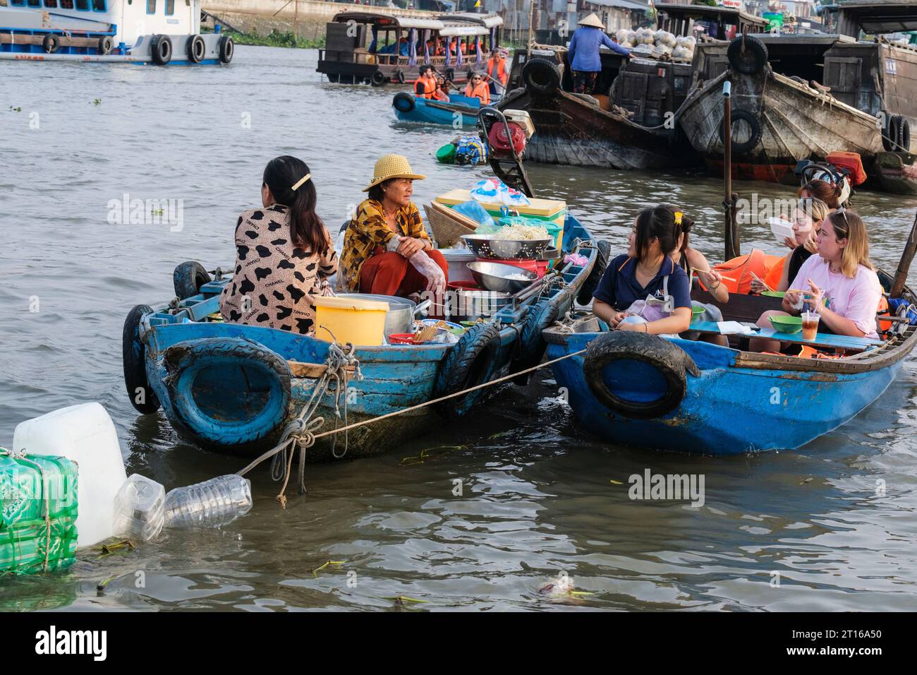 Scène du marché flottant de Phong Dien, près de CAN Tho, Vietnam. Touristes ayant petit déjeuner Banque D'Images