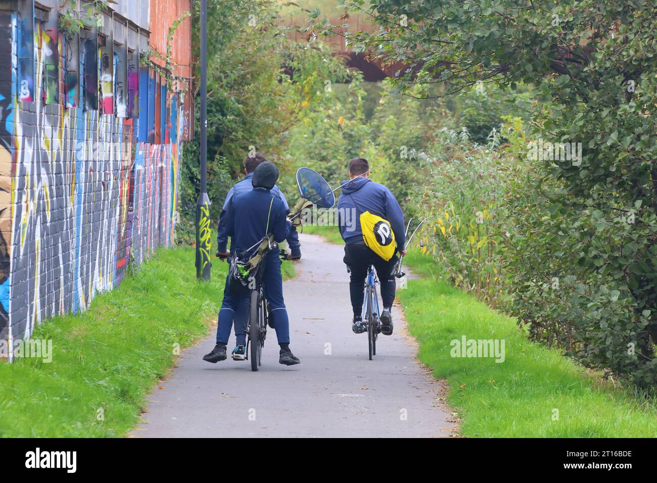 adolescents rentrant à la maison en vélo après la pêche Banque D'Images
