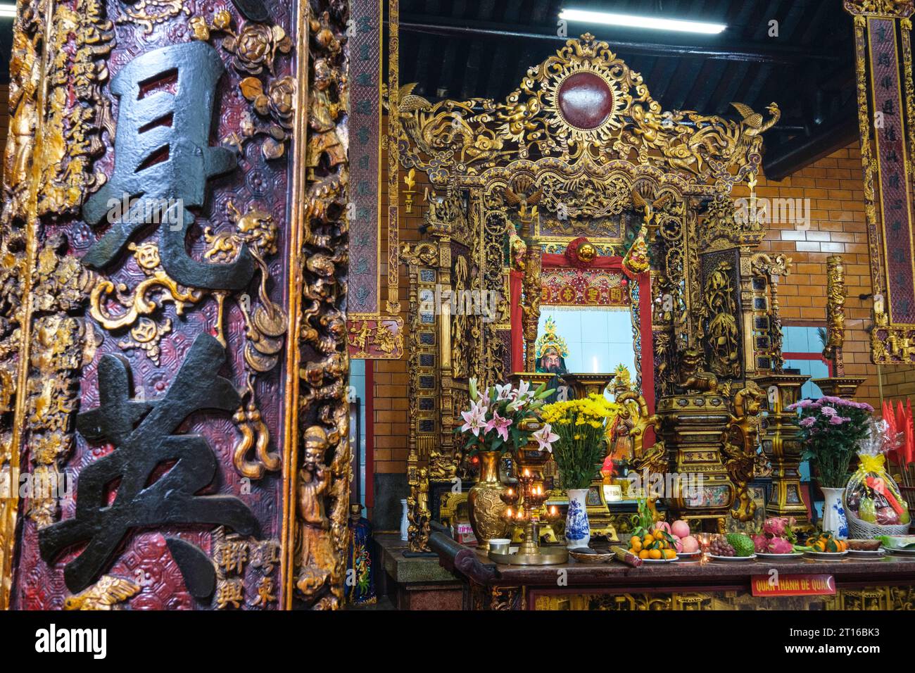CAN Tho, Vietnam. Offrandes sur l'autel à Kuang Kung (Quan Cong), Temple ONG (Chua ONG). Banque D'Images