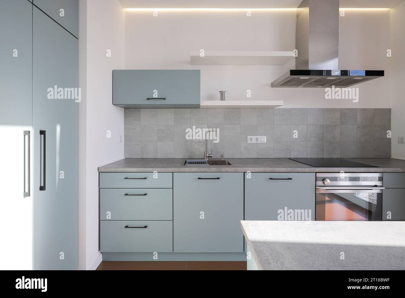 Façade de meubles de cuisine dans l'intérieur de la cuisine Banque D'Images