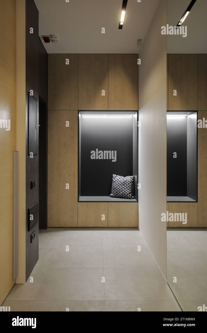 armoire en bois dans le couloir de l'intérieur de l'appartement Banque D'Images