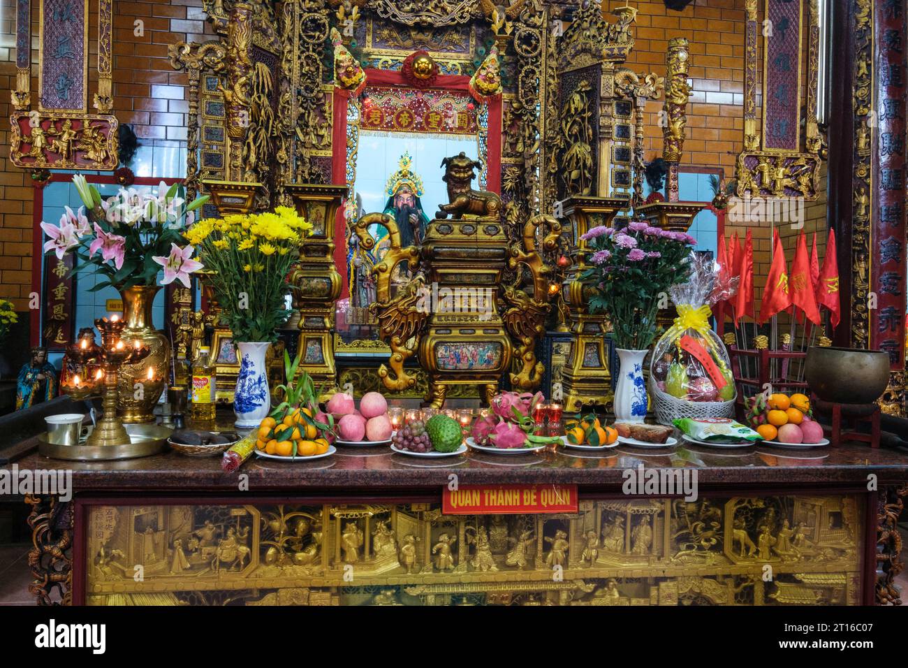 CAN Tho, Vietnam. Offrandes à l'autel à Kuang Kung (Quan Cong), Temple ONG (Chua ONG). Banque D'Images