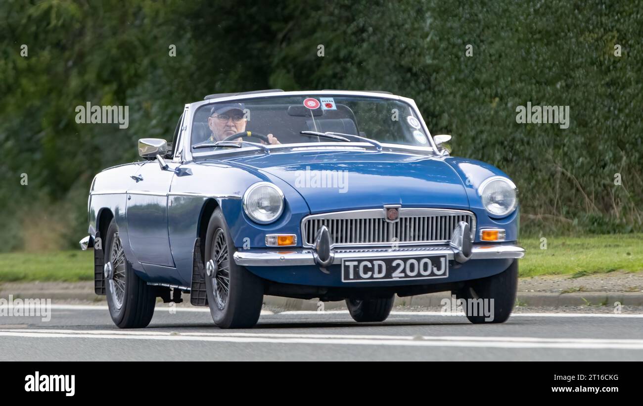 Bicester,Oxon.,UK - Oct 8th 2023 : 1970 bleu MG B GT voiture classique conduisant sur une route de campagne anglaise. Banque D'Images