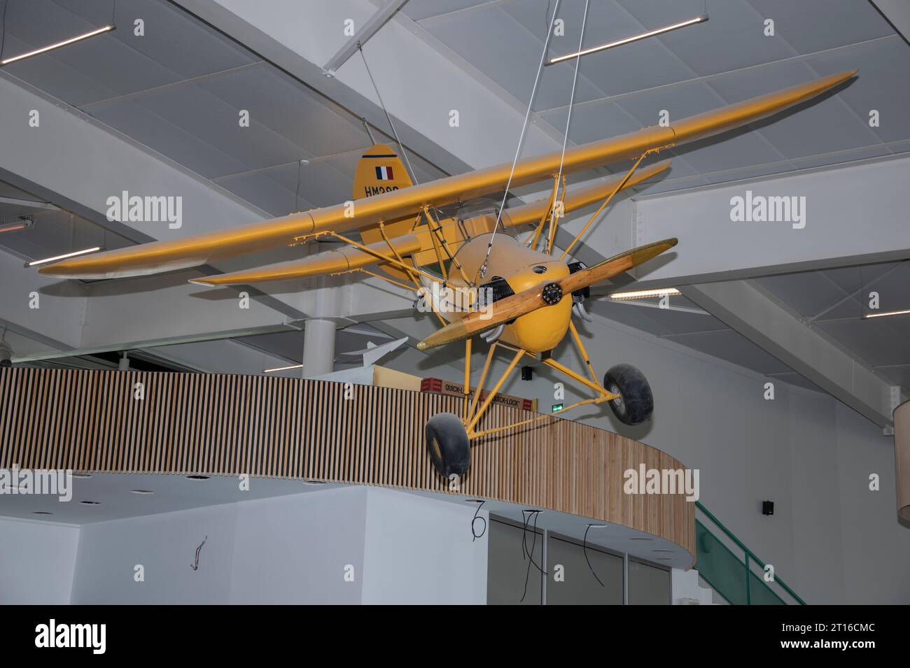 Jaune HM290 biplan à l'intérieur de St. Aéroport Pierre en France Banque D'Images