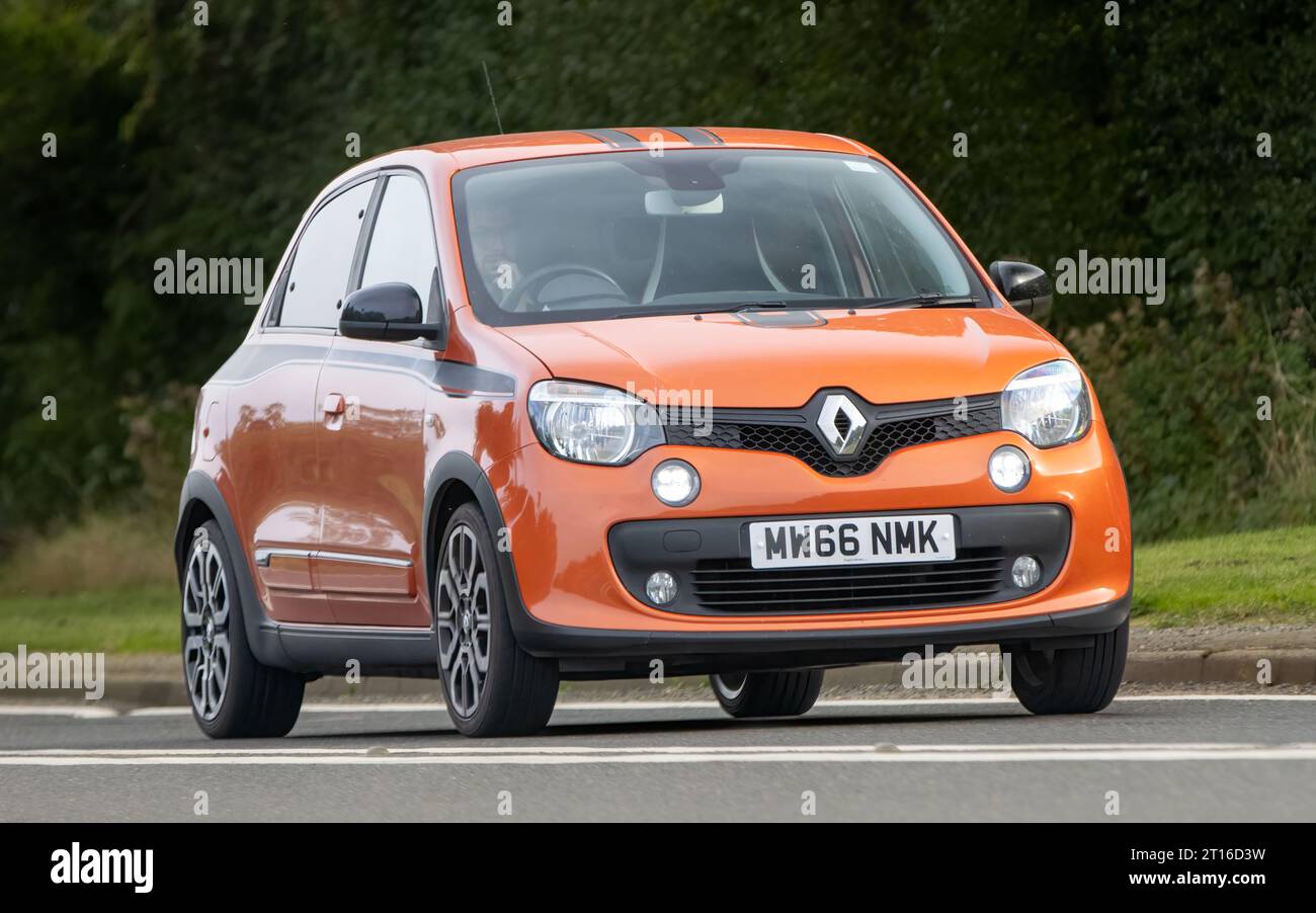 Bicester,Oxon.,UK - Oct 8th 2023 : 2016 orange Renault Twingo voiture classique conduisant sur une route de campagne anglaise. Banque D'Images