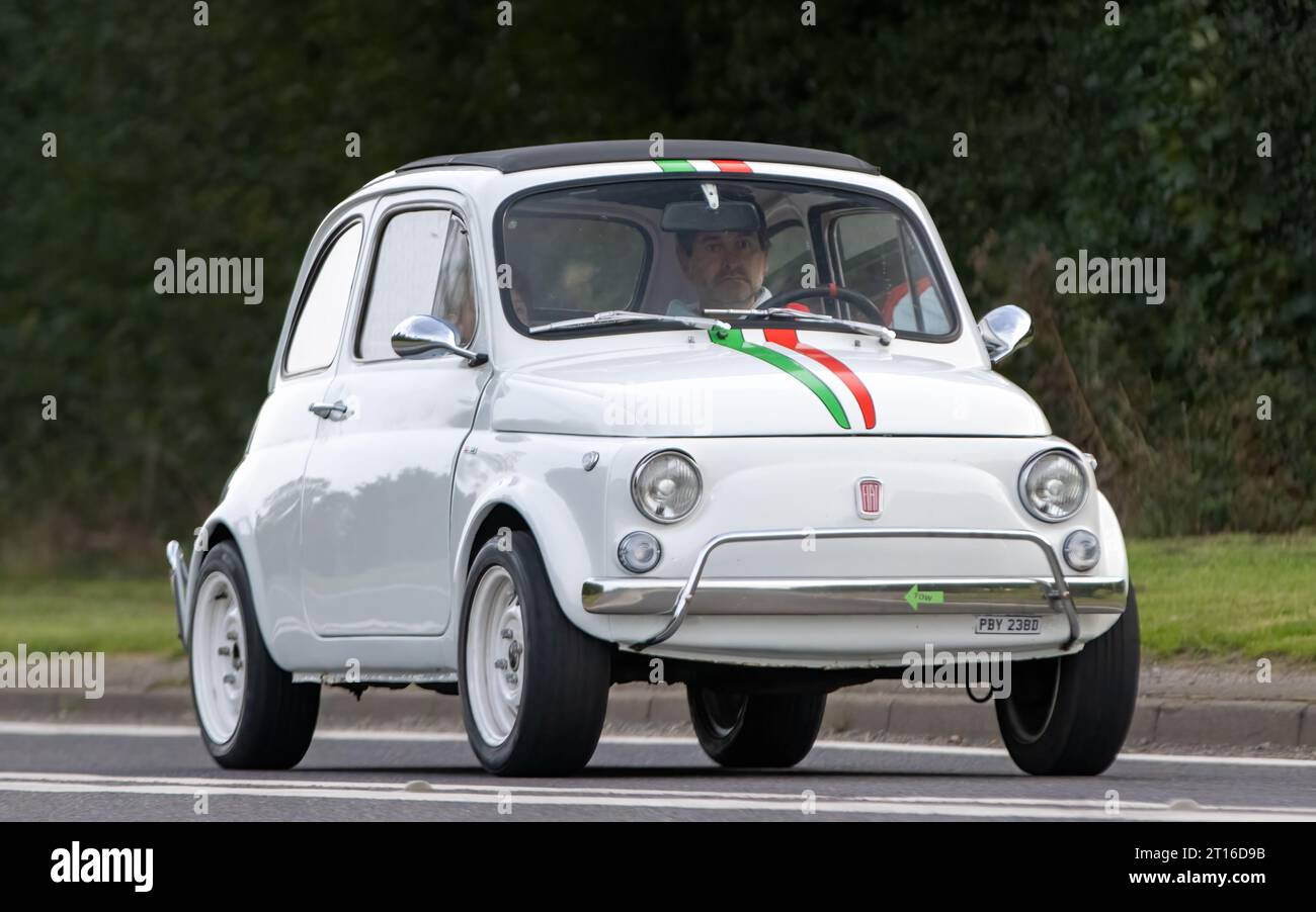 Bicester,Oxon.,UK - Oct 8th 2023 : 1966 blanc Fiat 500 voiture classique conduisant sur une route de campagne anglaise. Banque D'Images