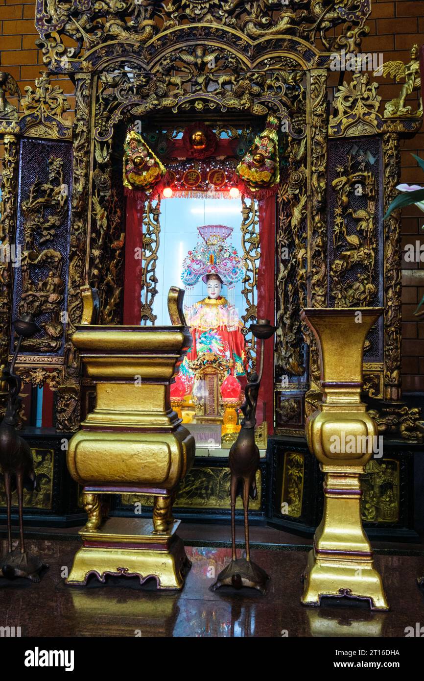 CAN Tho, Vietnam. Autel latéral dans ONG Temple (Chua ONG) à Thien Hau, déesse de la Fortune. Banque D'Images