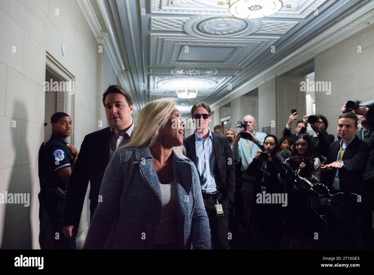 La représentante des États-Unis, Marjorie Taylor Greene, républicaine de Géorgie, parle pour faire pression dans le Longworth House Office Building avant une conférence pour entendre les députés qui se présentent à la présidence de la Chambre le mercredi 11 octobre 2023. Les Républicains de la Chambre travaillent à élire une nomination pour le président après que le président de la Chambre des représentants des États-Unis Kevin McCarthy républicain de Californie a été évincé. Copyright : xAnnabellexGordonx/xCNPx/MediaPunchx crédit : Imago/Alamy Live News Banque D'Images