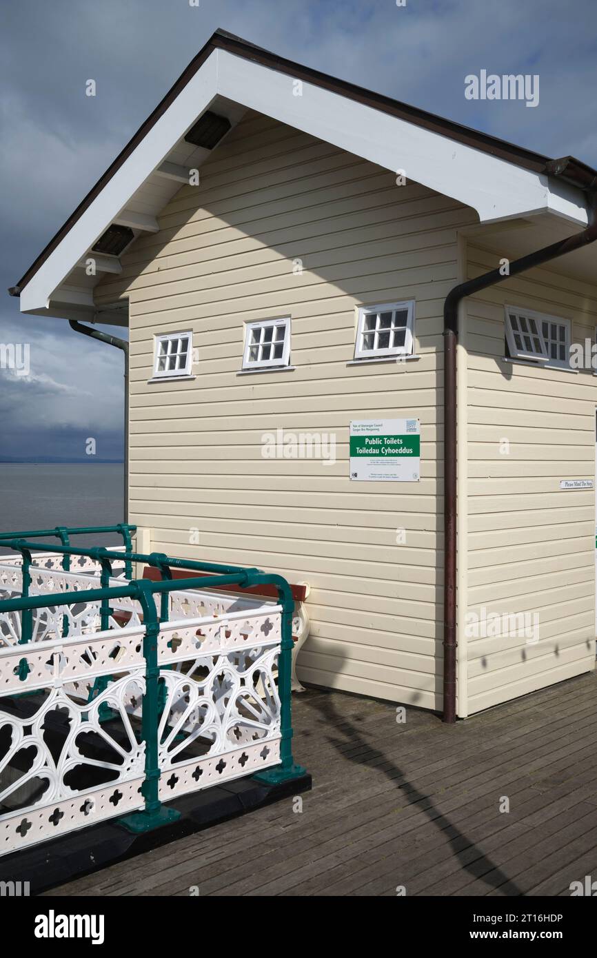 Cabine de toilette publique sur la jetée à Penarth South Wales UK Banque D'Images