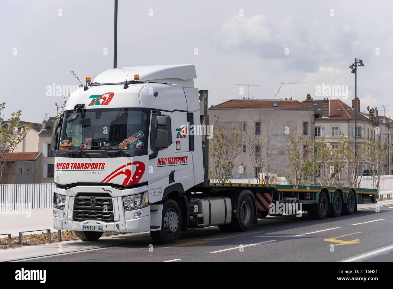 Camion blanc Renault Trucks T 580 sur la route Banque D'Images