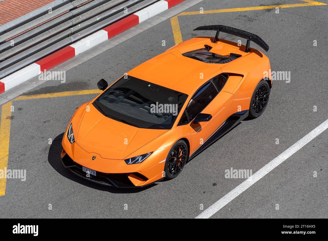 Orange Lamborghini Huracán performante conduisant sur la route Banque D'Images