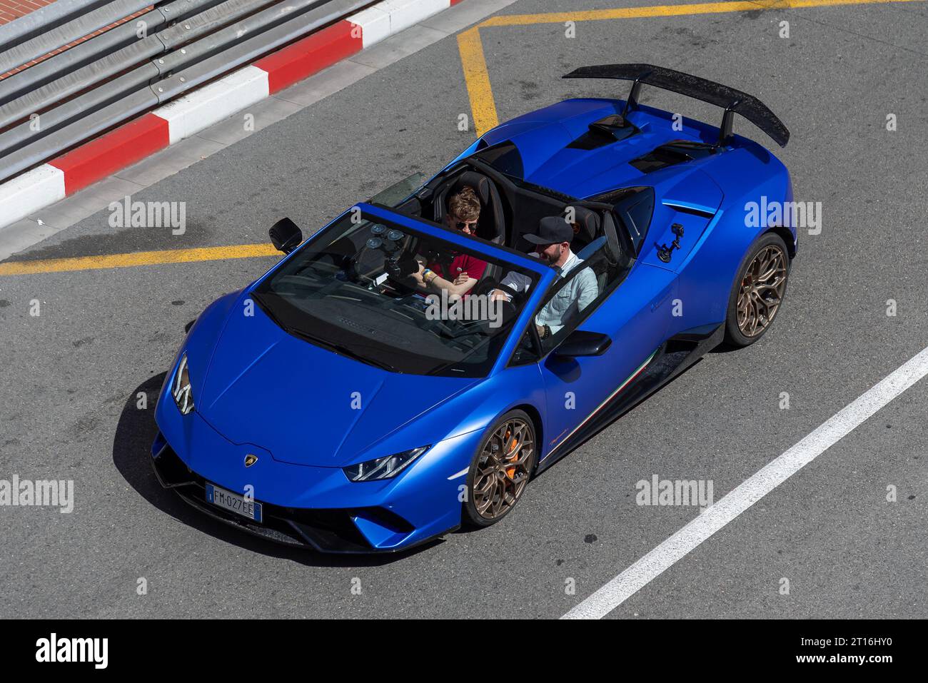 Blue Lamborghini Huracán performante Spyder conduisant sur la route Banque D'Images