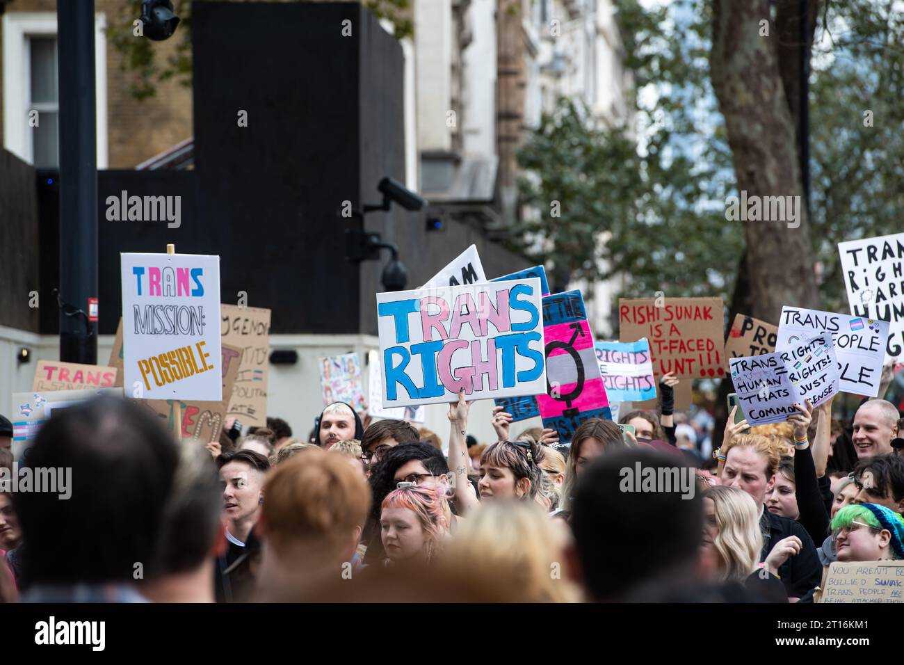 Londres, Royaume-Uni. 11 octobre 2023. Les gens ont participé à la Trans Pride 2023, où des militants, des partisans LGBTQ et des alliés ont protesté pour les droits des trans. Photographié par crédit : Michael Tubi/Alamy Live News Banque D'Images