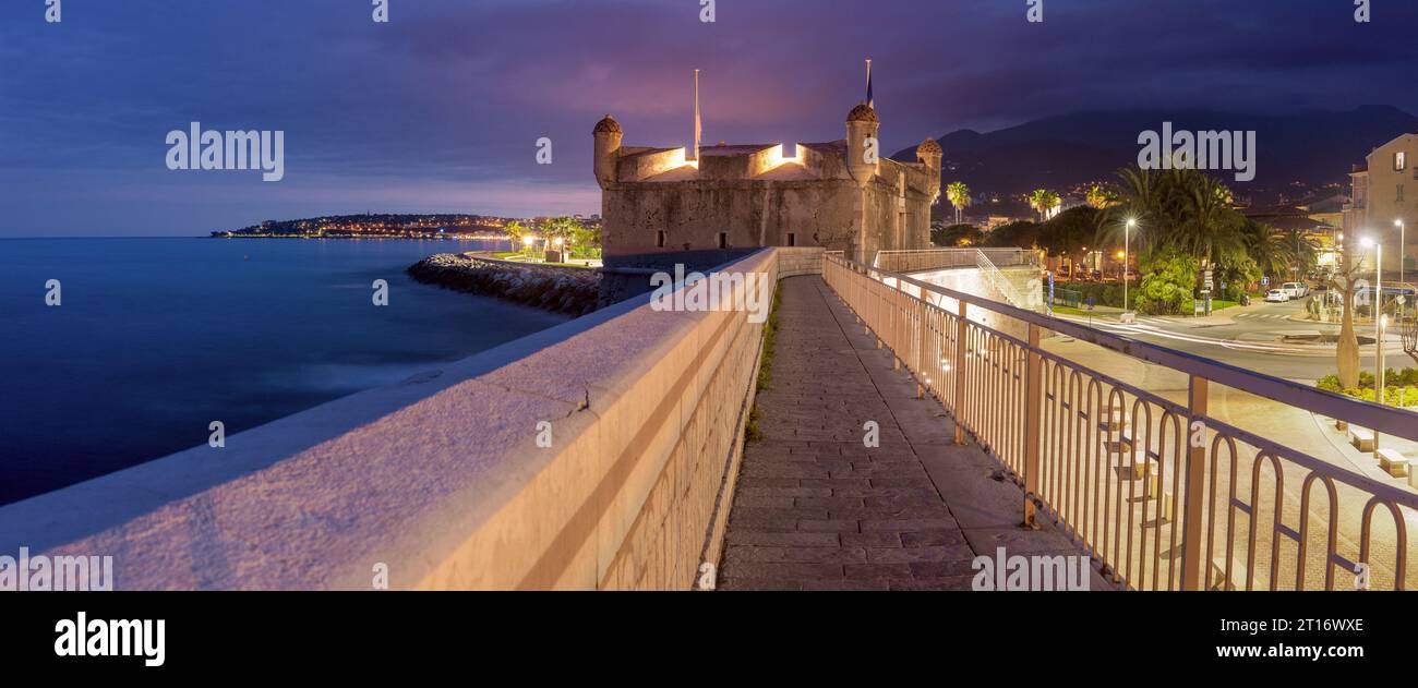 Vieux bastion fort sur le bord de mer à Menton la nuit, Côte d'Azur, France Banque D'Images
