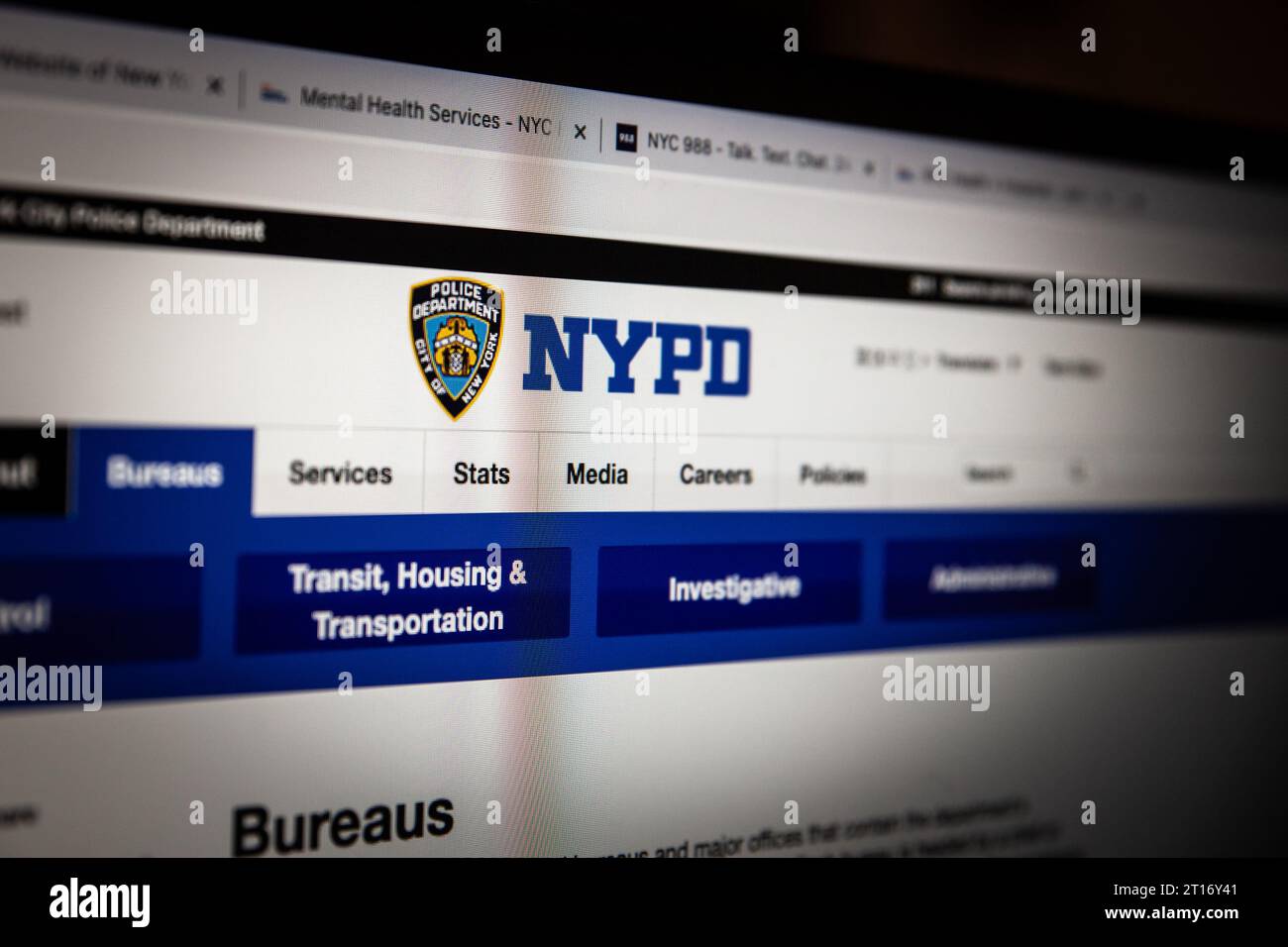 Photo d'un signe avec le logo de NYPD sur leur site Web principal. Le
