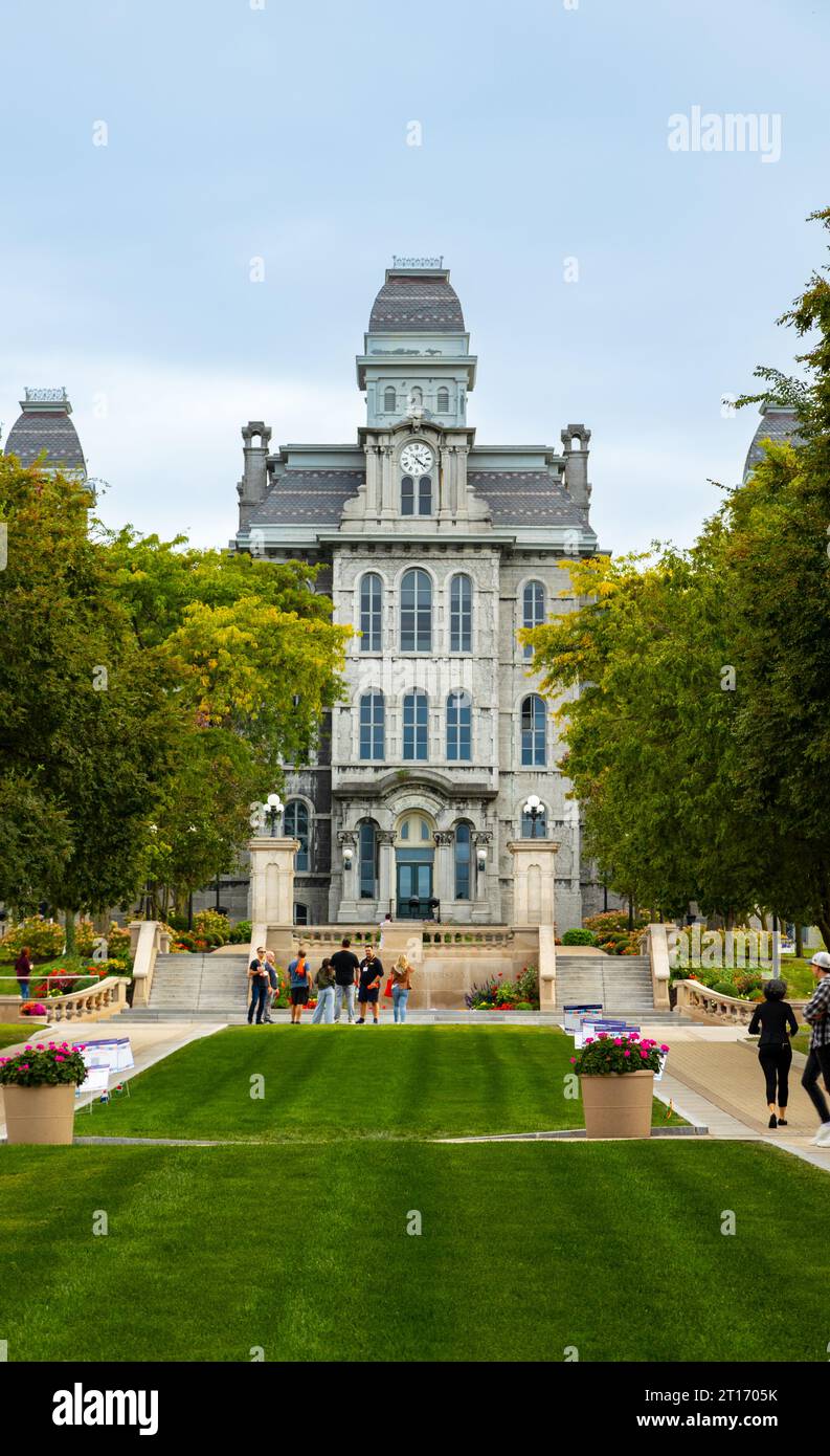 Syracuse, NY - 29 septembre 2023 : le Hall of Languages, construit en 1873, a été le premier bâtiment construit sur le campus de l'Université de Syracuse. Banque D'Images