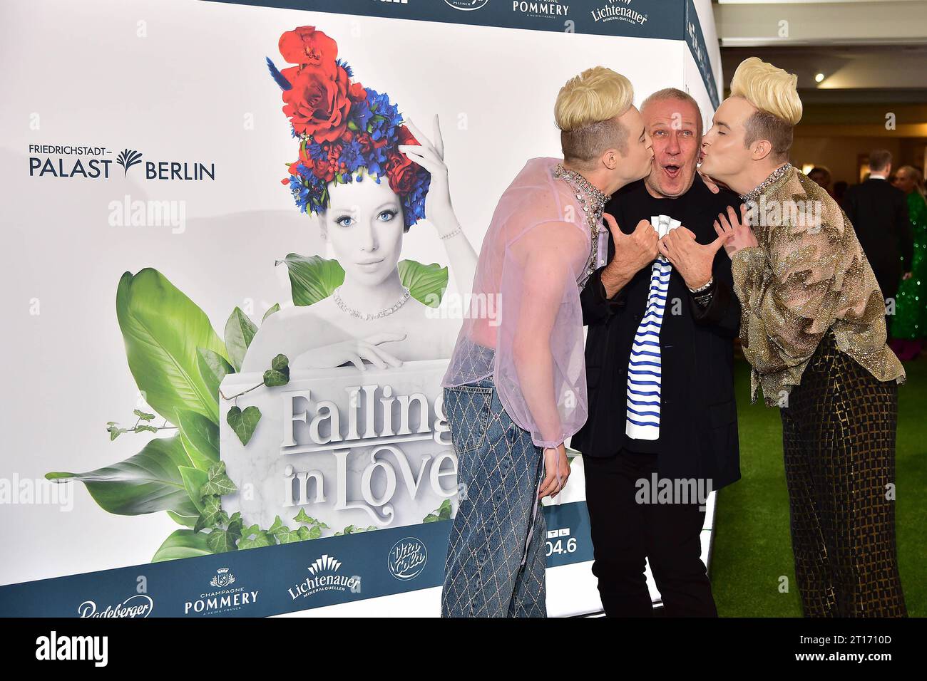 Weltpremiere FALLING IN LOVE Grand Show Jean Paul Gaultier mit den Jedward Zwillingen John Grimes und Edward Grimes Ankunft, roter Teppich zur Weltpremiere FALLING IN LOVE Grand Show.im Friedrichstadt-Palast à Berlin, AM 11.10.2023 *** première mondiale FALLING IN LOVE Grand Show Jean Paul Gaultier avec les jumeaux Jedward John Grimes et Edward Grimes arrivée, tapis rouge pour la première mondiale FALLING IN LOVE Grand Show au Friedrichstadt Palast à Berlin, le 11 10 2023. Photopress Mueller crédit : Imago/Alamy Live News Banque D'Images