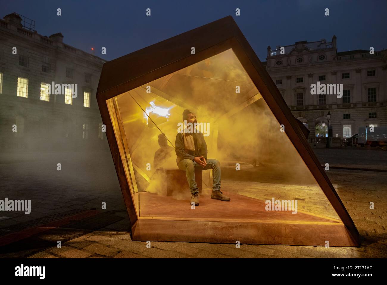 Londres, Royaume-Uni. 11 octobre 2023. L'artiste marocain amine El Gotaib (photo) avec son installation 'Illuminate the Light' dans la cour de Somerset House. Exposée dans le cadre de la Foire d’art africain contemporain de 1-54, El Gotaib présente six sculptures géométriques individuelles inspirées des graines d’une grenade qui, au crépuscule, se transforment en installations lumineuses, soulignant la philosophie de l’artiste qui « sort de l’obscurité, la lumière émerge ». Crédit : Guy Corbishley/Alamy Live News Banque D'Images