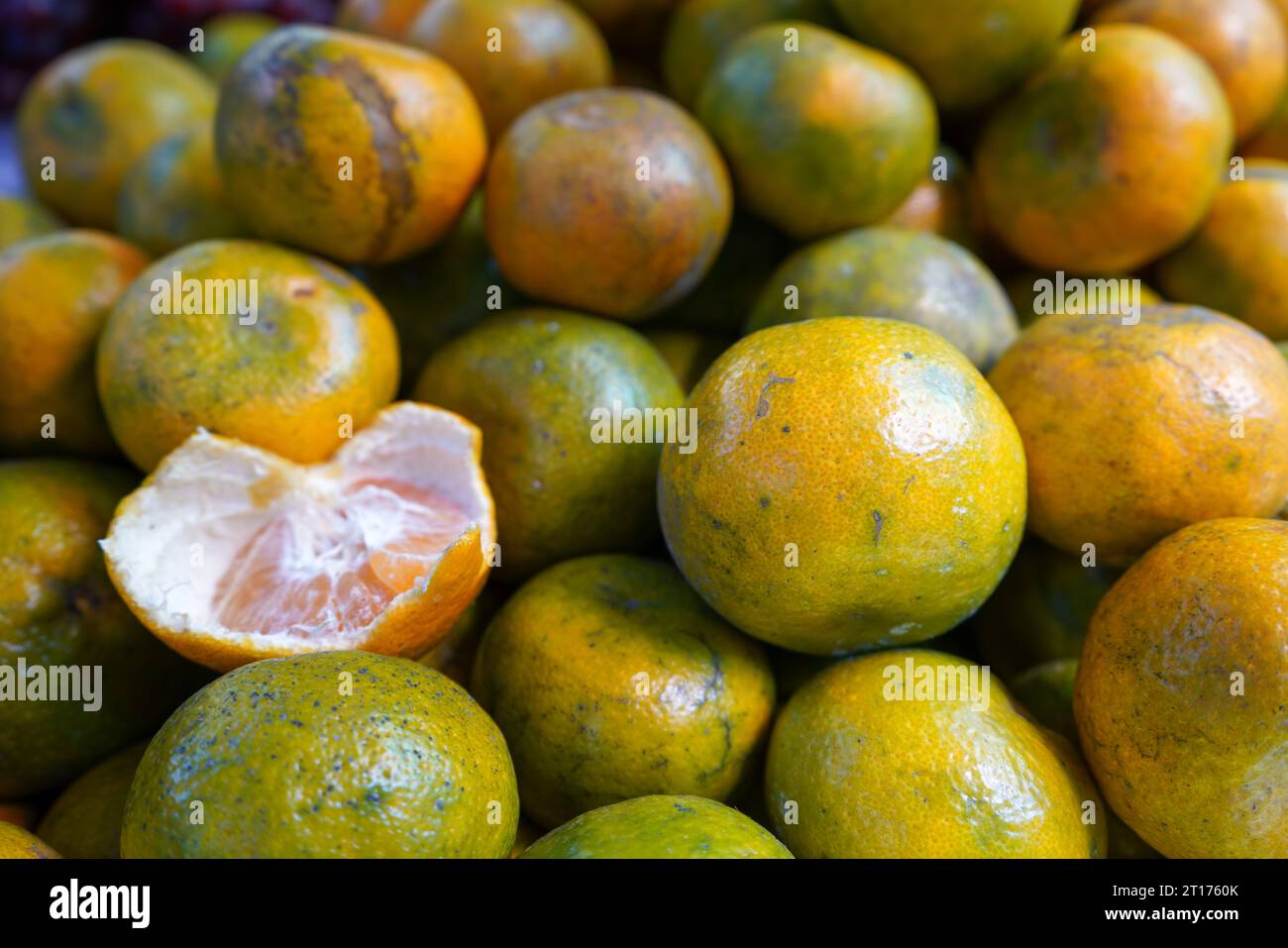 Une orange est un type d'agrumes que les gens mangent souvent. Les oranges sont une très bonne source de vitamine C. le jus d'orange est important. Banque D'Images