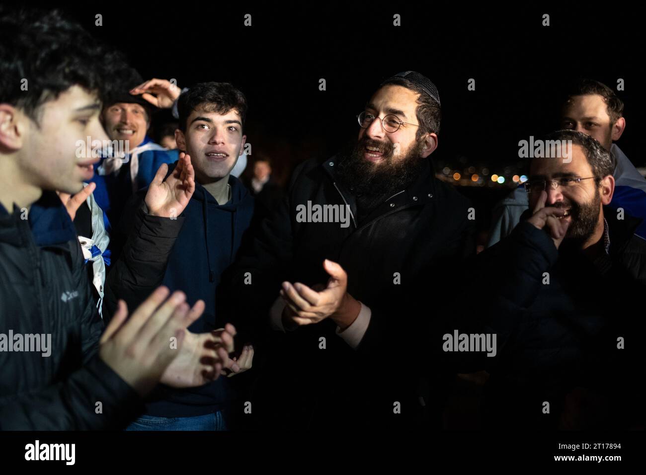 Montevideo, Uruguay. 11 octobre 2023. Les gens font preuve de solidarité avec Israël sur la Rambla. La mobilisation a été demandée par toutes les fédérations communales juives en Uruguay. Crédit : Santiago Mazzarovich/dpa/Alamy Live News Banque D'Images