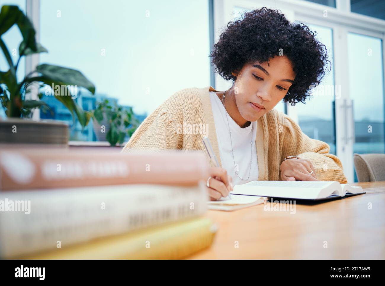 Bible, religion et femme avec étude de la théologie à la maison, foi chrétienne et connaissance de Dieu pour l'espérance. Lecture, écriture spirituelle et fille au bureau Banque D'Images